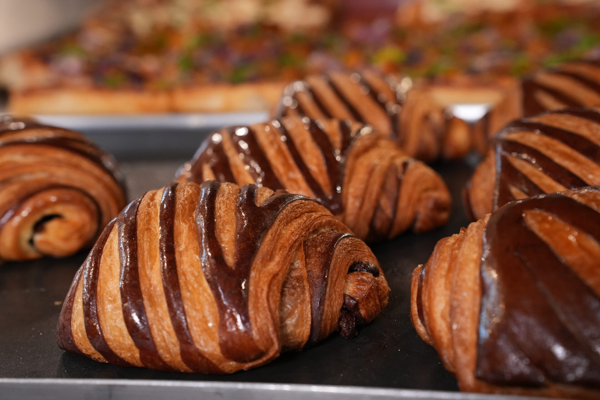 Croissants de chocolate na bandeja