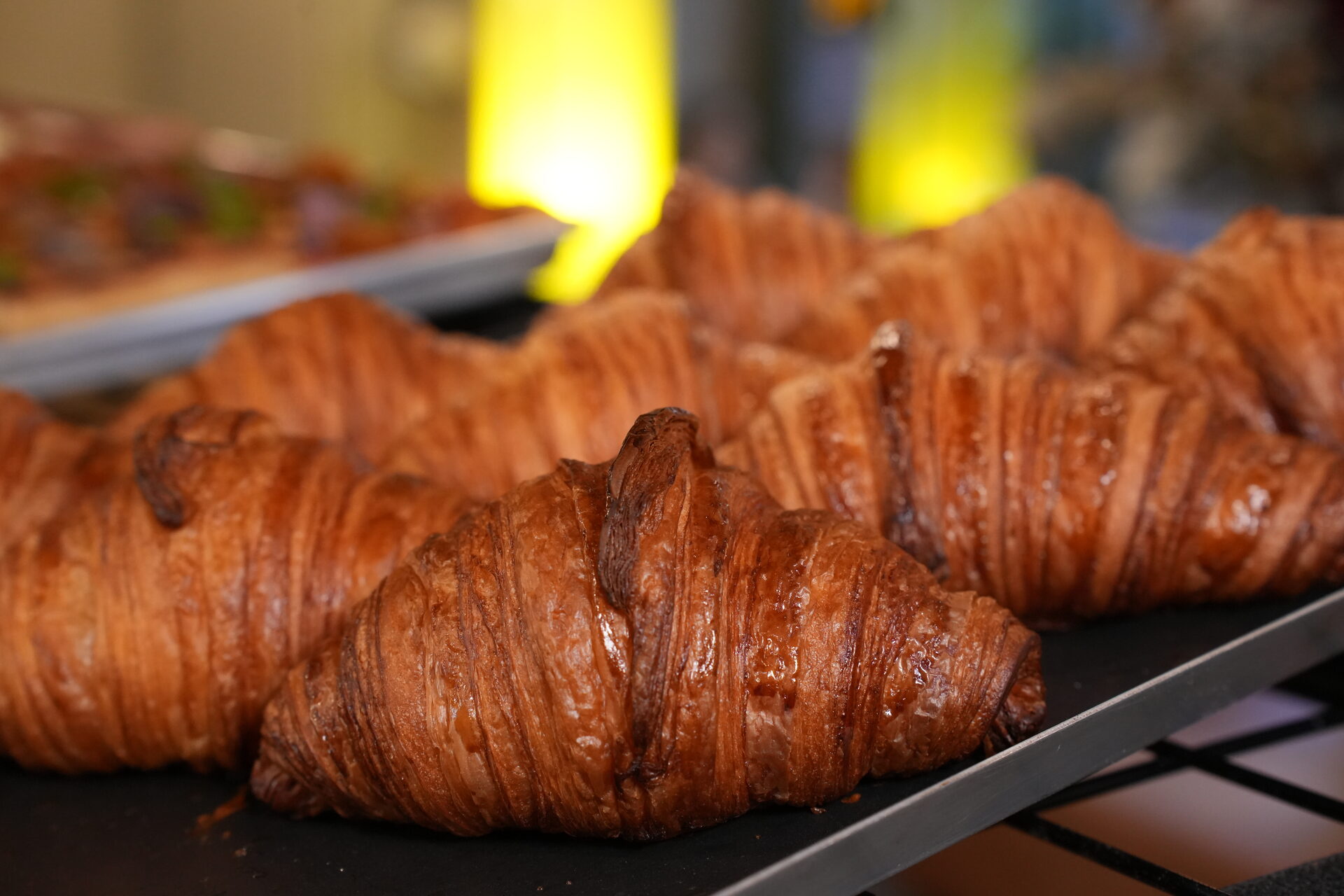 Croissants classicos dourados e uniformes